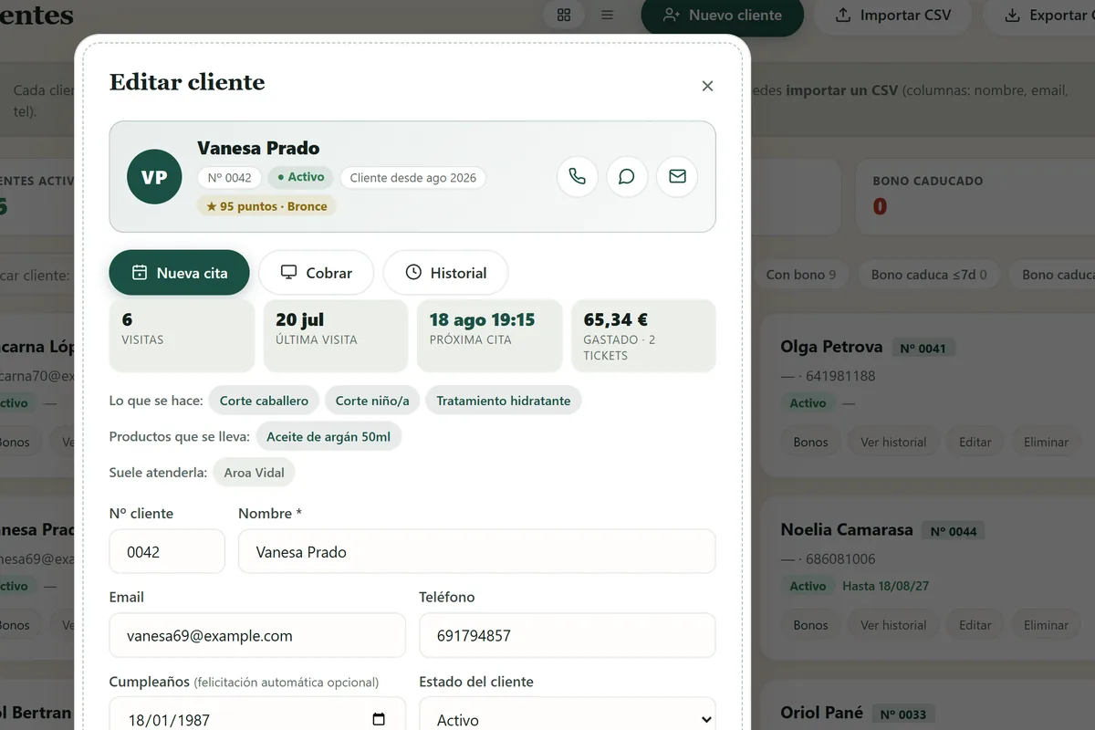 Ficha de una clienta en PeluGest: visitas, gasto, fórmulas de color, alergias y sus servicios habituales